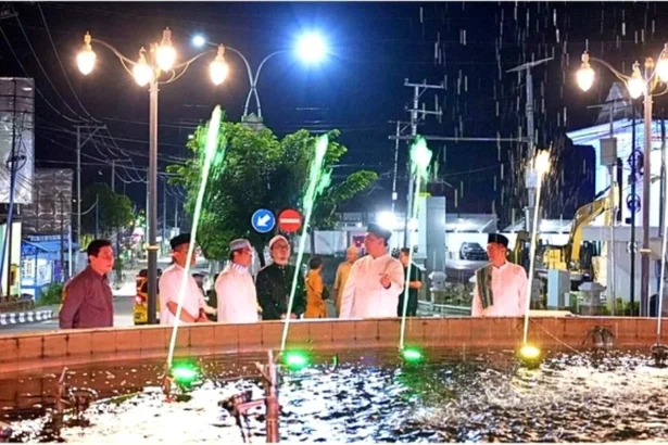 Diskominfosandi Bupati H Shalahuddin didampingi Sekda Muhlis, Asisten Sekda, Kepala Dinas PUPR M Iman Topik saat meninjau penataan lampu dalam kota Muara Teweh, Sabtu malam (7/3/2026).