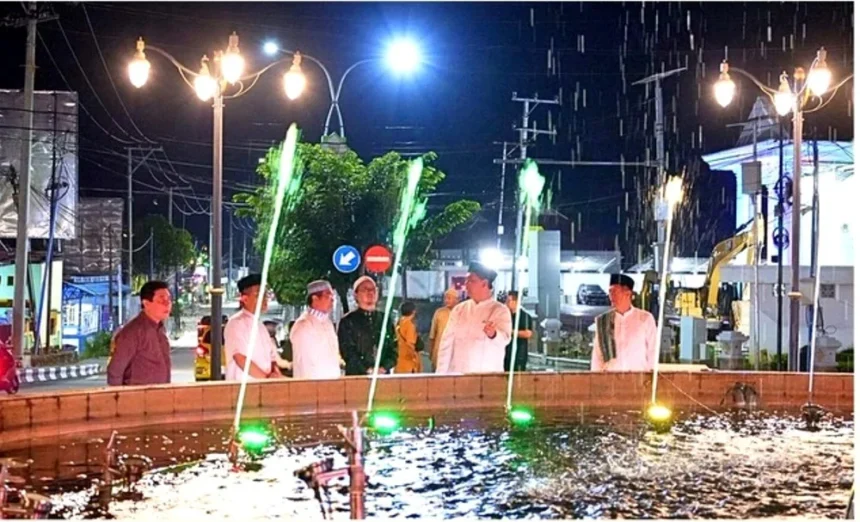 Diskominfosandi Bupati H Shalahuddin didampingi Sekda Muhlis, Asisten Sekda, Kepala Dinas PUPR M Iman Topik saat meninjau penataan lampu dalam kota Muara Teweh, Sabtu malam (7/3/2026).