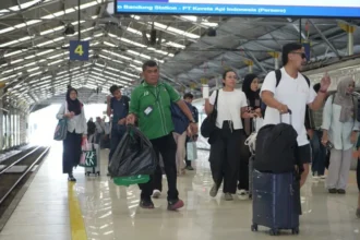 Di Balik Ramainya Angkutan Lebaran 2026, Ratusan Porter Hadir Berikan Kenyamanan Di Wilayah Daop 2 Bandun (1)
