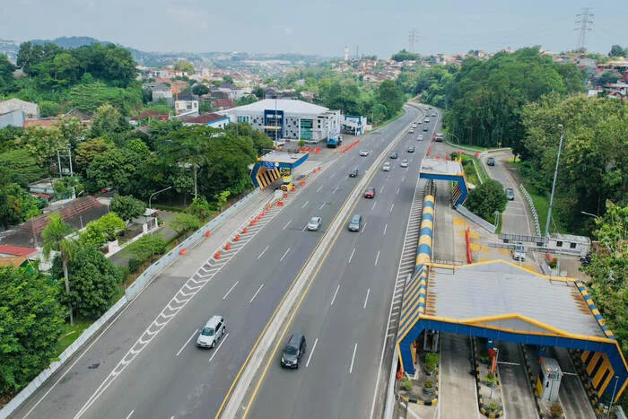 One Way Lokal Di Tol Semarang Masih Berlaku, Lalu Lintas Terpantau Lancar Dan Terkendali