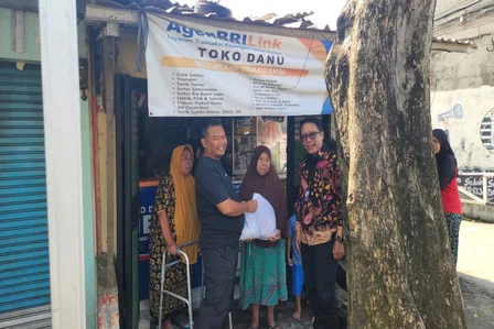 Sinergi Kebaikan Bri Jakarta Kalimalang Dan Agen Brilink Toko Danu Bagikan Sembako Untuk Warga Duren Sawit (2)