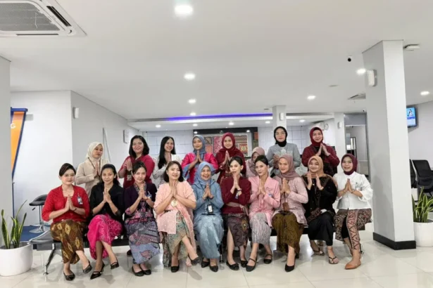 Antusias Peringati Hari Kartini, Pekerja Bri Branch Office Kemayoran Kenakan Busana Nasional