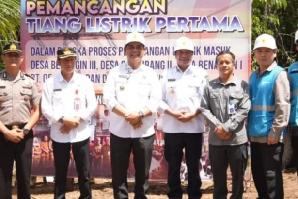Bupati Barito Utara Resmikan Pemancangan Tiang Listrik Di Empat Desa Pelosok
