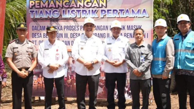 Bupati Barito Utara Resmikan Pemancangan Tiang Listrik Di Empat Desa Pelosok
