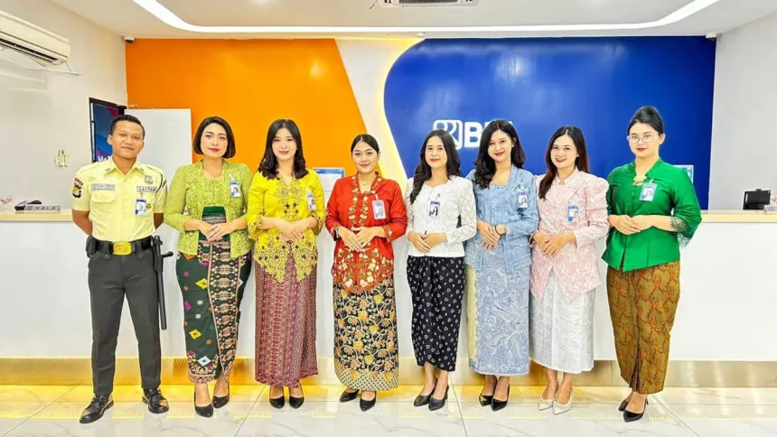 Kompak Dan Anggun, Frontliner Bri Branch Office Jatinegara Kenakan Pakaian Nasional Di Hari Kartini (3)