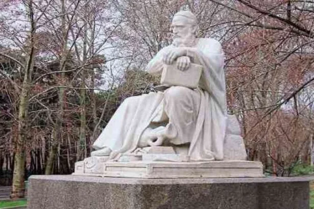 Patung Ilmuwan Islam Umar Khayyam