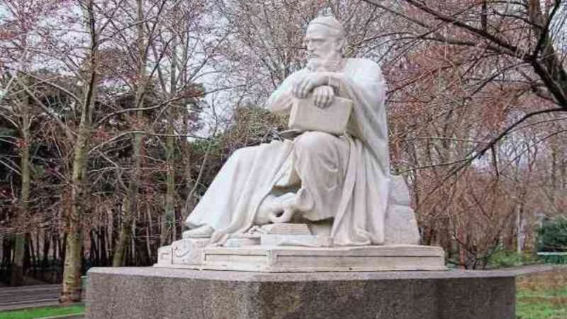 Patung Ilmuwan Islam Umar Khayyam