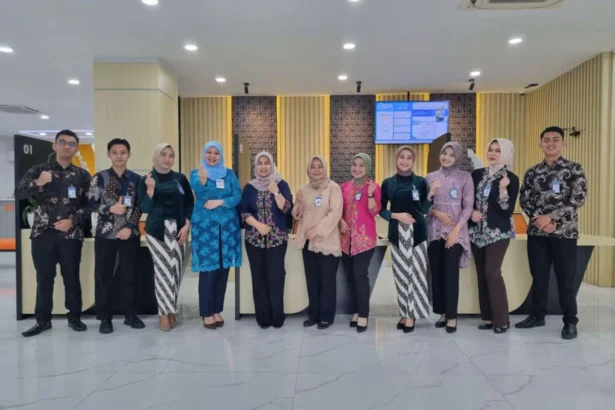 Peringati Hari Kartini, Frontliner Bri Branch Office Cut Mutiah Kenakan Pakaian Nasional