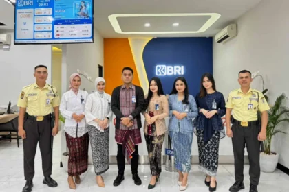 Peringati Hari Kartini, Frontliner Bri Branch Office Krekot Layani Nasabah Dengan Mengenakan Pakaian Nasional