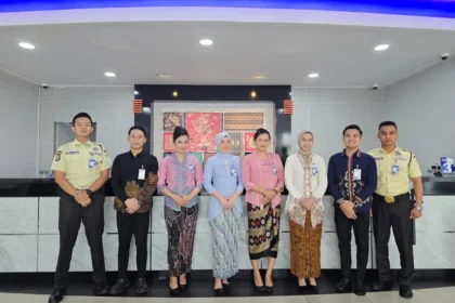 Peringati Hari Kartini, Frontliner Bri Branch Office Rawamangun Tampil Anggun Berkebaya (1)