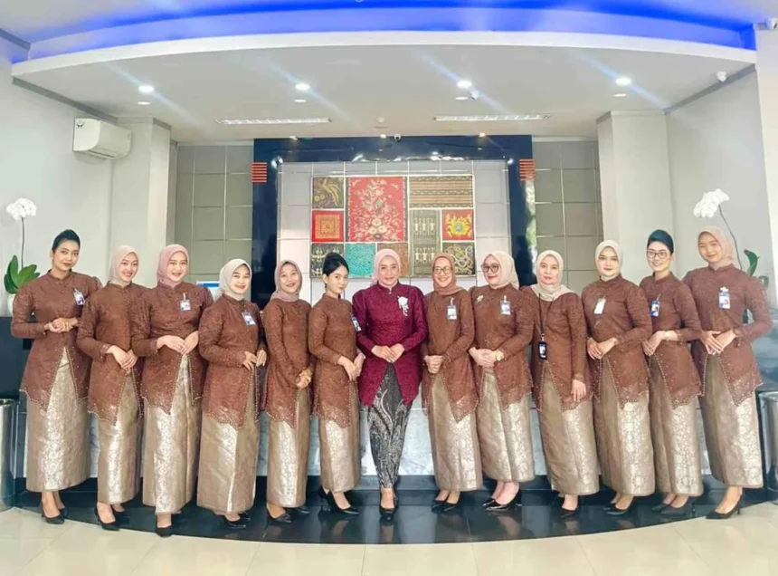 Peringati Hari Kartini, Pekerja Bri Branch Office Kalimalang Tampil Anggun Dengan Busana Nasional