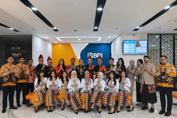 Peringati Hari Kartini, Pekerja Bri Branch Office Kelapa Gading Kenakan Busana Nasional Saat Layani Nasabah