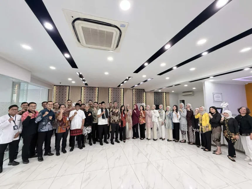 Peringati Hari Kartini, Pekerja Bri Branch Office Tanjung Priok Angkat Wastra Nusantara Lewat Pakaian Nasional (3)