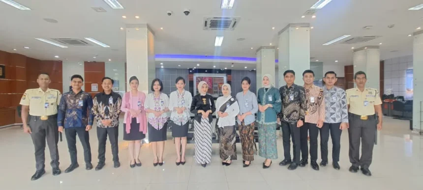 Peringati Hari Kartini, Pekerja Bri Branch Office Veteran Kenakan Pakaian Nasional Saat Layani Nasabah