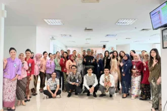 Peringati Hari Kartini, Pekerja Pria Dan Wanita Bri Branch Office Segitiga Senen Kompak Kenakan Pakaian Nasional