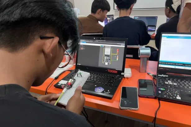 Telkom Ai Center Makassar Dan Gdgoc Unm Latih 20 Talenta Muda Di Bidang Robotics Dan Iot