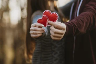 Ciri Orang Mudah Jatuh Cinta Atau Emofilia