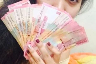 Ilustrasi Uang Korupsi Untuk Selingkuhan