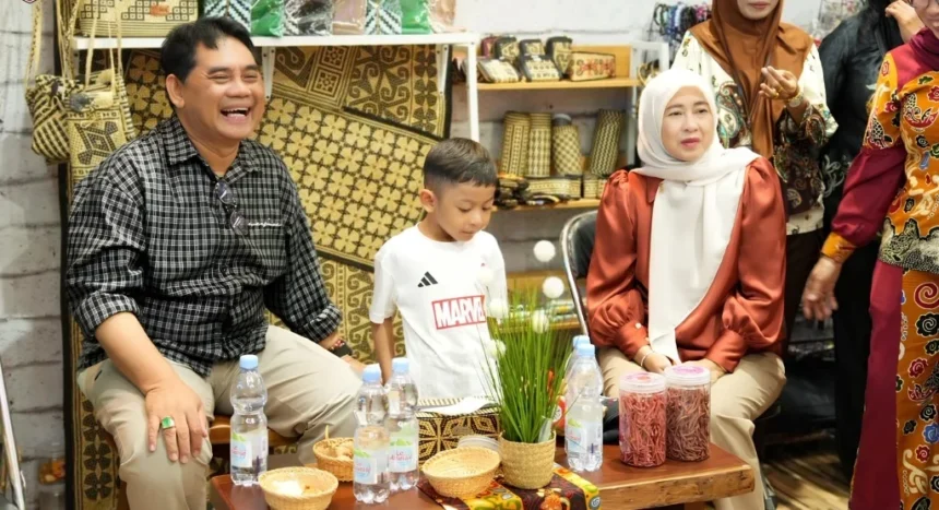 Tinjau Stand