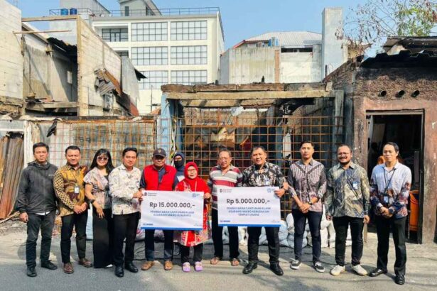 Bri Branch Office Otista Dan Brins Serahkan Simbolis Klaim Asuransi Kepada Nasabah Terdampak Kebakaran.jpg