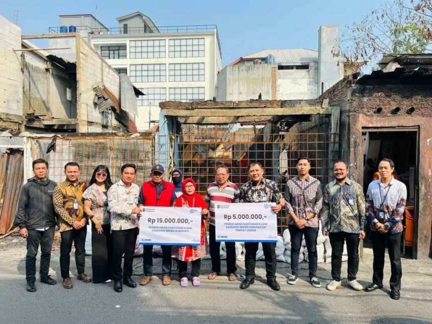 Bri Branch Office Otista Dan Brins Serahkan Simbolis Klaim Asuransi Kepada Nasabah Terdampak Kebakaran.jpg