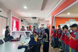 Belajar Ai Langsung Dari Industri, 150 Siswa Smk Telkom Makassar Kunjungi Telkom Ai Center