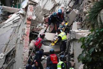 Evakuasi Korban Gempa Venezuela