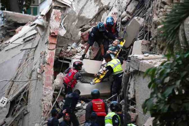 Evakuasi Korban Gempa Venezuela
