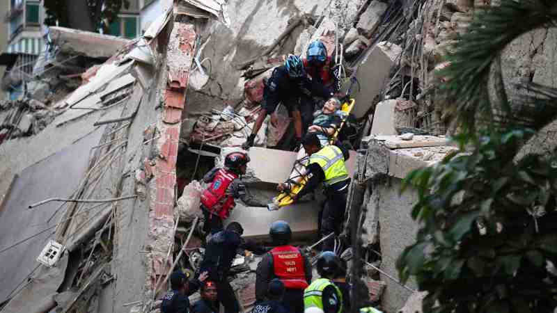 Evakuasi Korban Gempa Venezuela