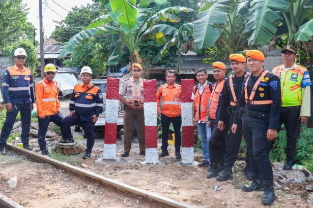 Kai Daop 1 Jakarta Bersama Pemangku Kepentingan Tutup Dua Perlintasan Liar, Perkuat Keselamatan Perjalanan Kereta Api (2)