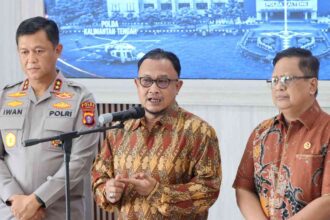 Anggota Kompolnas, Mochammad Choirul Anam, saat konferensi pers bersama Kapolda Kalimantan Tengah Irjen Pol. Iwan Kurniawan di lobi Mapolda Kalteng, Selasa (7/7/2026).
