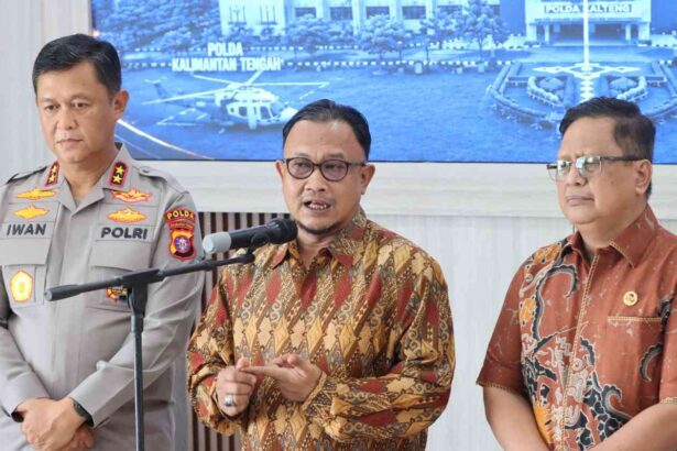 Anggota Kompolnas, Mochammad Choirul Anam, saat konferensi pers bersama Kapolda Kalimantan Tengah Irjen Pol. Iwan Kurniawan di lobi Mapolda Kalteng, Selasa (7/7/2026).