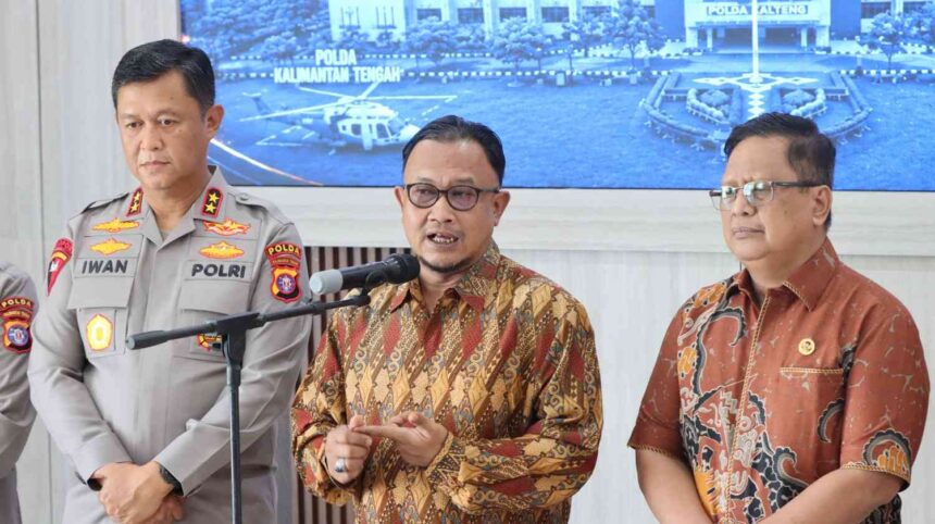 Anggota Kompolnas, Mochammad Choirul Anam, saat konferensi pers bersama Kapolda Kalimantan Tengah Irjen Pol. Iwan Kurniawan di lobi Mapolda Kalteng, Selasa (7/7/2026).
