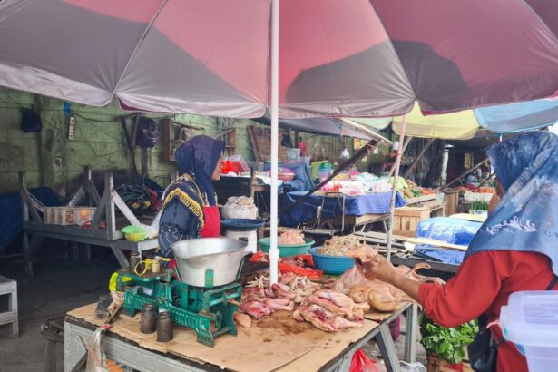 Sejumlah komoditas seperti cabai dan bawang mengalami penurunan harga, sementara beras, minyak goreng, telur ayam, dan daging sapi justru menunjukkan tren kenaikan, Kamis (23/7/2026).