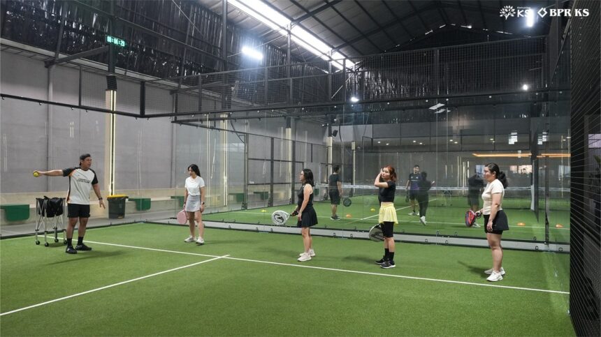 Ks Padel Movement Komunitas Ks Ajak Nasabah Bpr Ks Aktif Bergerak Di Lapangan Padel