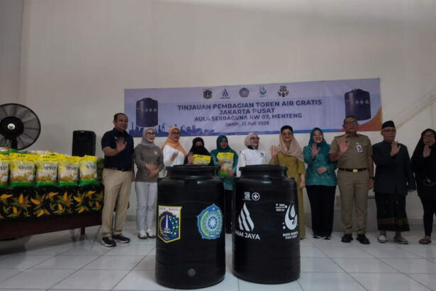 Tak Perlu Lagi Menampung Air Di Ember, Warga Kini Dapatkan Toren Untuk Kelola Air Yang Lebih Stabil