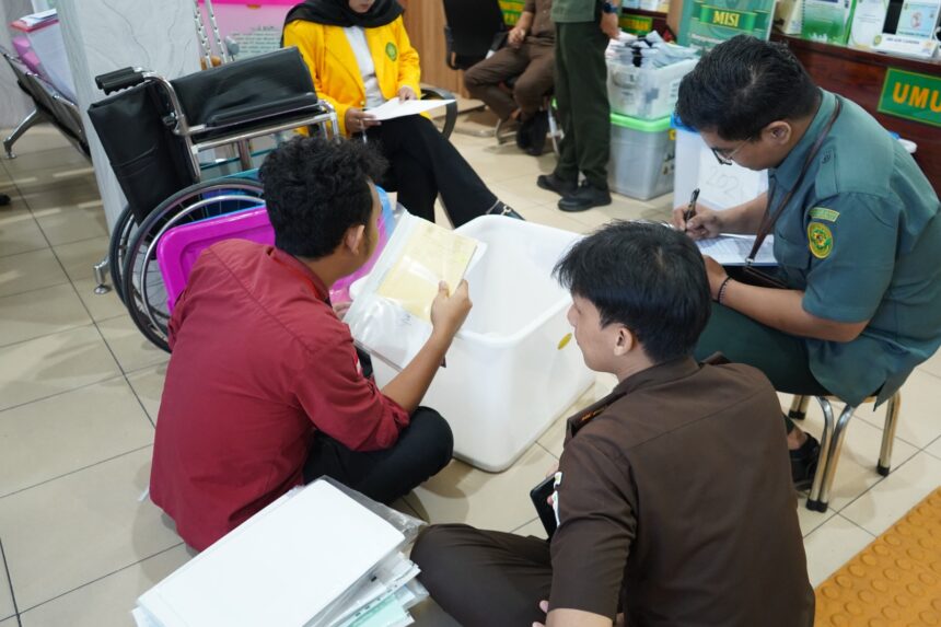 Enam berkas perkara dugaan korupsi penjualan zirkon dan mineral turunan lainnya resmi dilimpahkan Jaksa Penuntut Umum Kejati Kalimantan Tengah bersama Kejari Palangka Raya ke Pengadilan Tipikor pada Pengadilan Negeri Palangka Raya, Jumat (19/6/2026). (Dok. Kejati Kalteng)