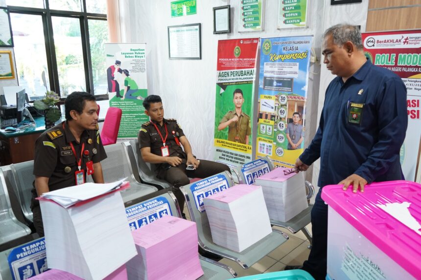 Tim Jaksa Penuntut Umum Kejati Kalimantan Tengah dan Kejari Palangka Raya melimpahkan enam berkas perkara dugaan tindak pidana korupsi penjualan zirkon dan mineral turunannya ke Pengadilan Tipikor pada Pengadilan Negeri Palangka Raya sebagai tahapan menuju proses persidangan, Jumat (19/6/2026). (Dok. Kejati Kalteng)