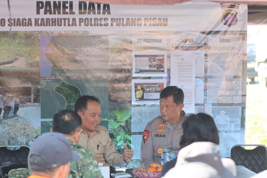 Kapolda Kalimantan Tengah Irjen Pol. Iwan Kurniawan bersama Gubernur Kalimantan Tengah meninjau Posko Penanganan Kebakaran Hutan dan Lahan (Karhutla) di kawasan Tumbang Nusa, Kabupaten Pulang Pisau, Jumat (24/7/2026).
