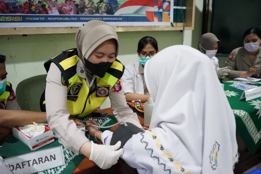 Rumah Sakit (Rumkit) Bhayangkara Tingkat III Palangka Raya, Biddokkes Polda Kalimantan Tengah, menggelar pelayanan kesehatan bagi pelajar SMA Muhammadiyah Palangka Raya, Senin (27/7/2026).