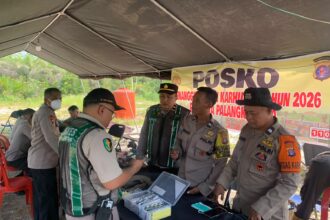 Polda Kalimantan Tengah melalui Bidang Kedokteran dan Kesehatan (Biddokkes) menyalurkan 400 masker KN95, vitamin, dan oxycan kepada personel Satgas Penanggulangan Kebakaran Hutan dan Lahan (Karhutla) yang bertugas di sejumlah pos penanganan karhutla, Senin (27/7/2026).
