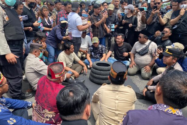 Gubernur Kalimantan Tengah Agustiar Sabran bersama General Manager PT PLN (Persero) Unit Induk Distribusi Kalimantan Selatan dan Kalimantan Tengah (UID Kalselteng), Iwan Soelistijono, menemui massa yang tergabung dalam Gerakan Palangka Raya Gelap (GPG) di Istana Isen Mulang, Palangka Raya, Kamis (30/7/2026).