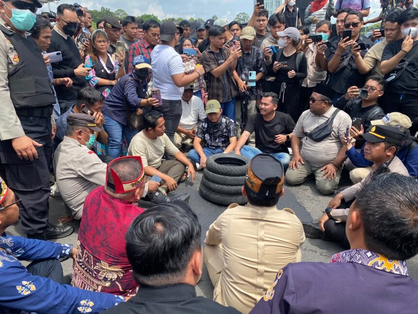 Gubernur Kalimantan Tengah Agustiar Sabran bersama General Manager PT PLN (Persero) Unit Induk Distribusi Kalimantan Selatan dan Kalimantan Tengah (UID Kalselteng), Iwan Soelistijono, menemui massa yang tergabung dalam Gerakan Palangka Raya Gelap (GPG) di Istana Isen Mulang, Palangka Raya, Kamis (30/7/2026).