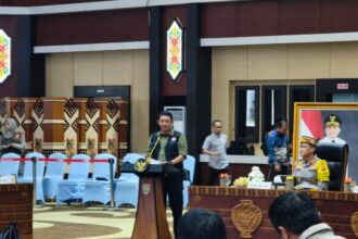 Kepala BNPB Suharyanto saat mengikuti Rapat Koordinasi Penanganan Karhutla di Palangka Raya, Kamis (30/7/2026)