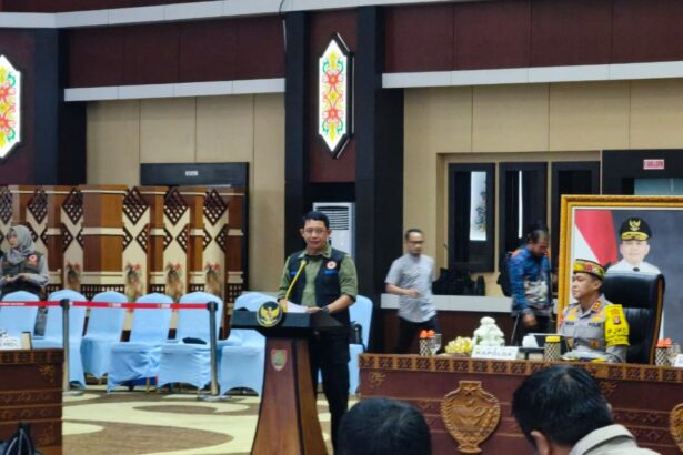 Kepala BNPB Suharyanto saat mengikuti Rapat Koordinasi Penanganan Karhutla di Palangka Raya, Kamis (30/7/2026)
