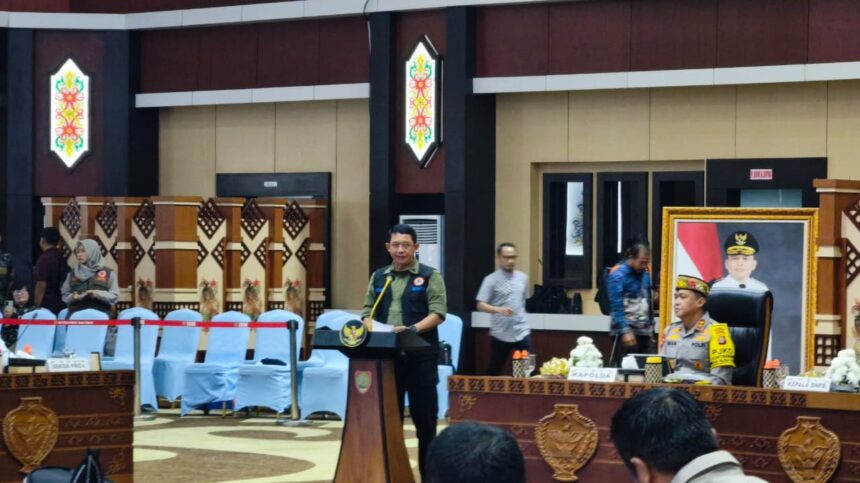 Kepala BNPB Suharyanto saat mengikuti Rapat Koordinasi Penanganan Karhutla di Palangka Raya, Kamis (30/7/2026)