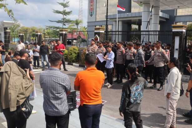Kantor Kejaksaan Tinggi (Kejati) Kalimantan Tengah didatangi puluhan massa dari Perkumpulan Pemuda Nusantara, Rabu (22/7/2026).