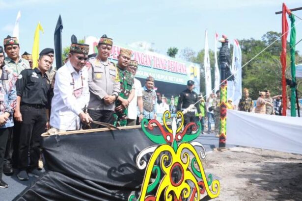 Tiang Pancang Huma Betang Terbesar