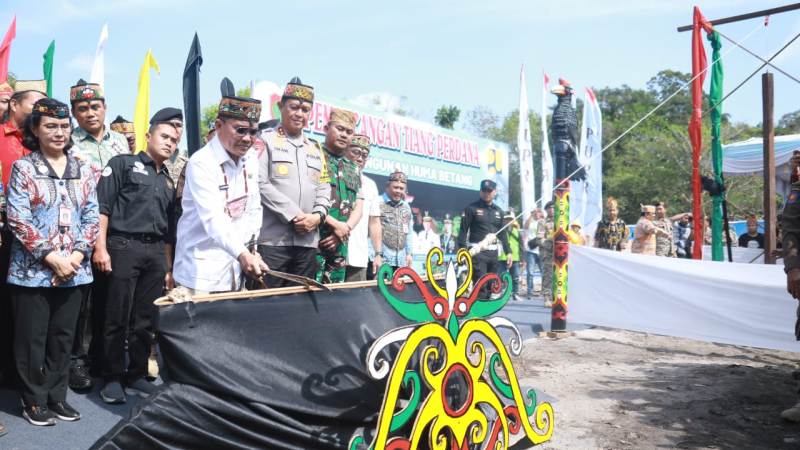 Tiang Pancang Huma Betang Terbesar