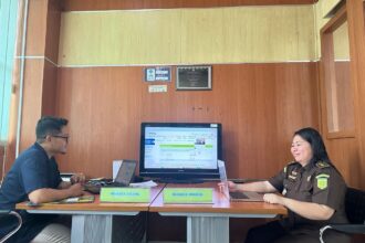 Petugas lelang dan pegawai Kejaksaan Tinggi Kalimantan Tengah saat pelaksanaan Lelang Serentak Kejaksaan se-Kalimantan Tengah. Dokumentasi: Kejati Kalteng.